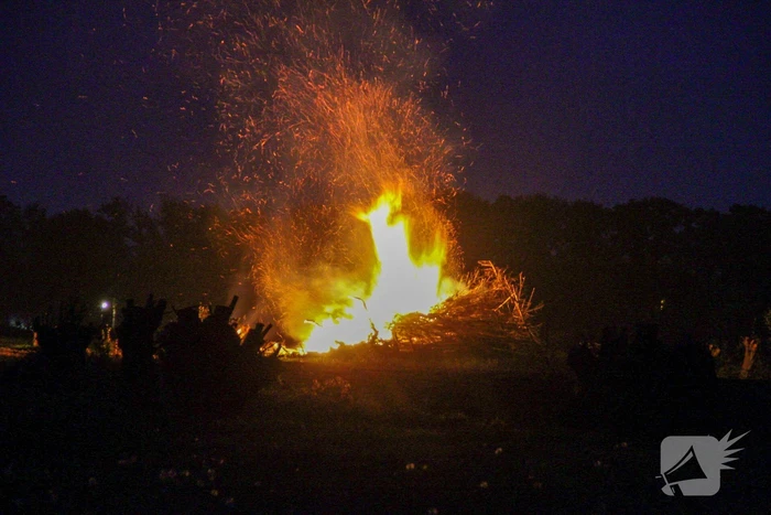 Hoge vlammen bij forse buitenbrand