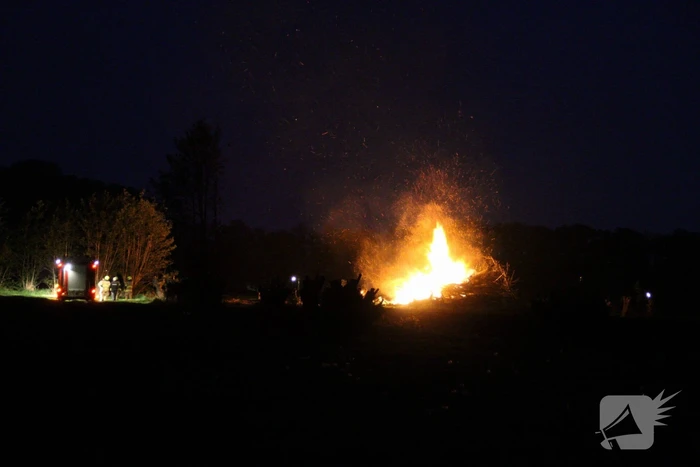 Hoge vlammen bij forse buitenbrand