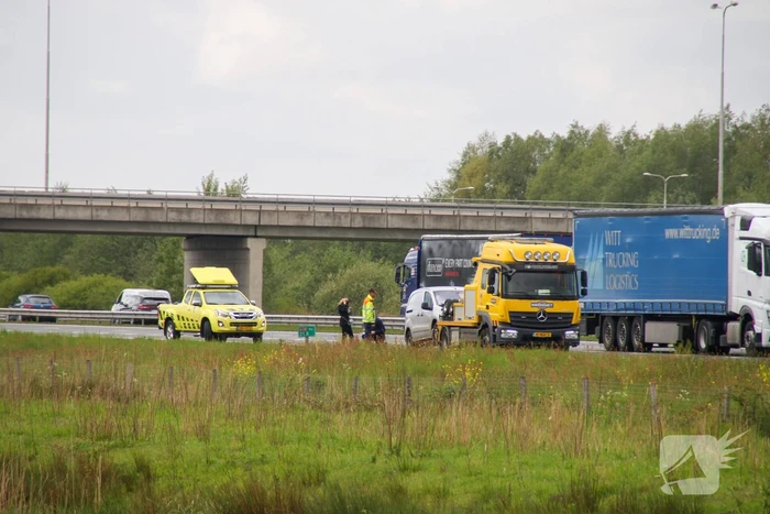 Bestelwagen botst achterop vrachtwagen afrit Vathorst