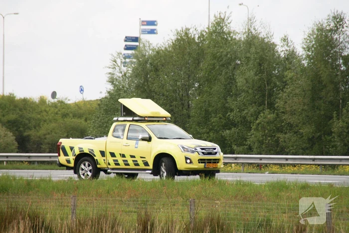 Bestelwagen botst achterop vrachtwagen afrit Vathorst