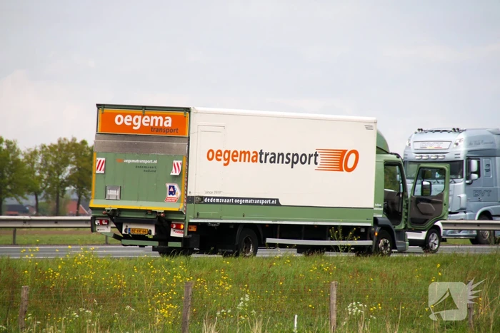 Bestelwagen botst achterop vrachtwagen afrit Vathorst