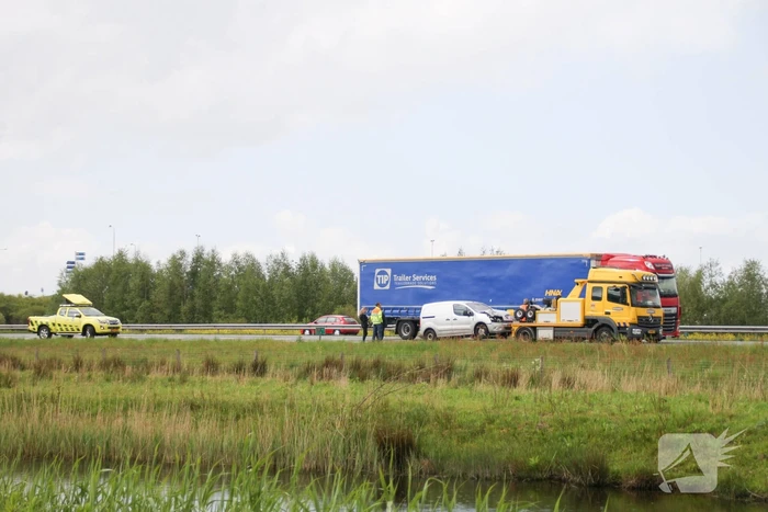 Bestelwagen botst achterop vrachtwagen afrit Vathorst