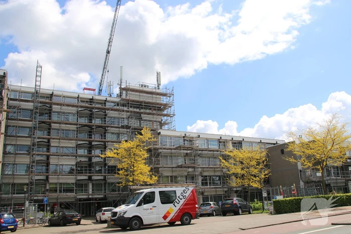 Zendmast op dak seniorenflat vernield