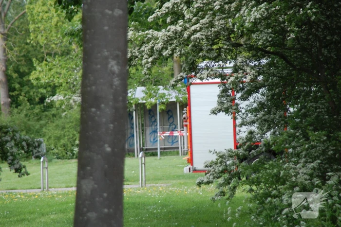 Persoon bevrijd in park Meiveld