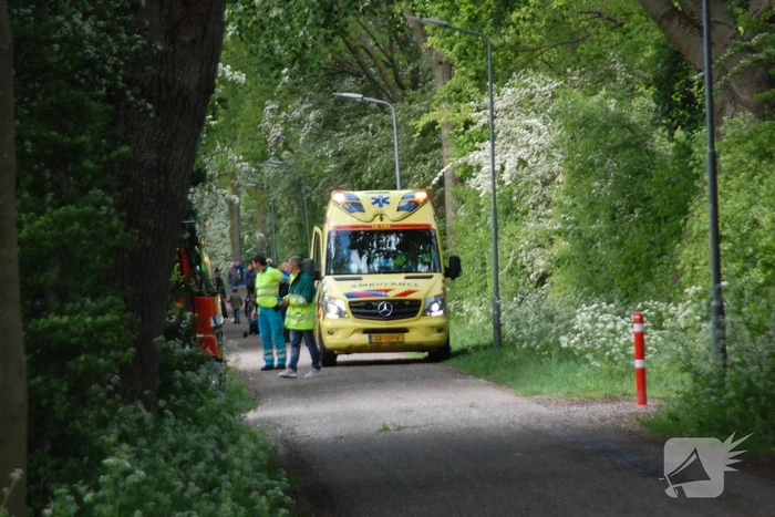 Persoon bevrijd in park Meiveld