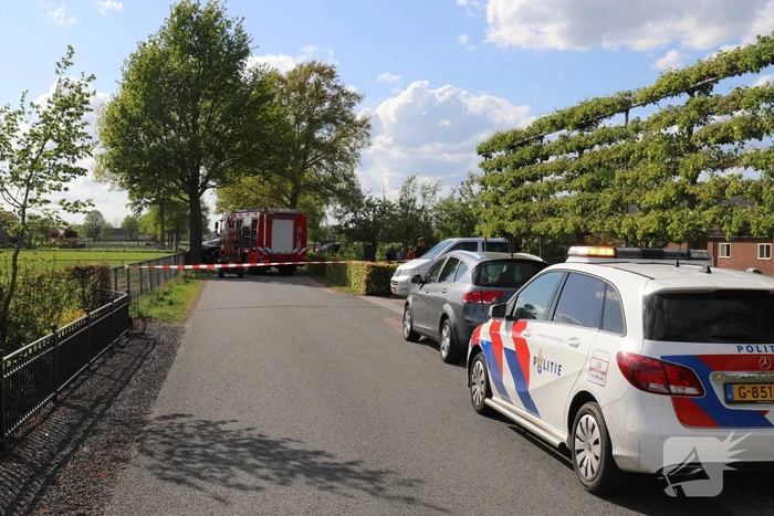 Auto botst op boom