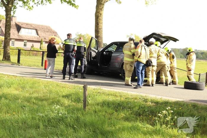 Auto botst op boom