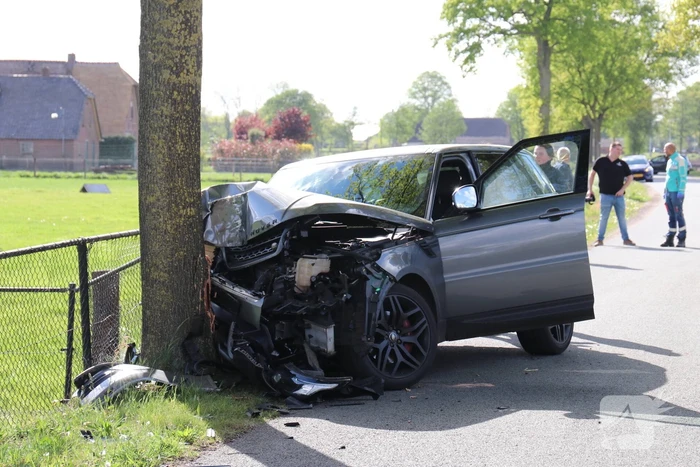 Auto botst op boom