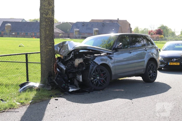 Auto botst op boom