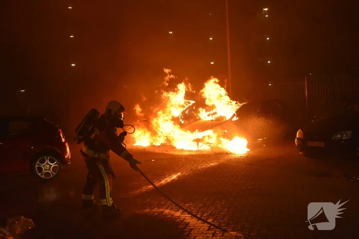 Meerdere auto's beschadigd door drie brandende auto's