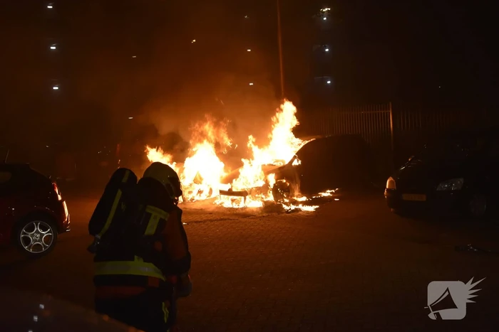 Meerdere auto's beschadigd door drie brandende auto's