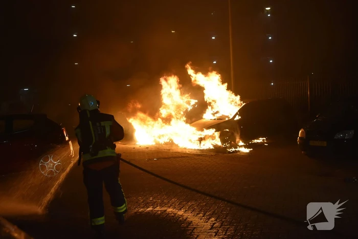 Meerdere auto's beschadigd door drie brandende auto's