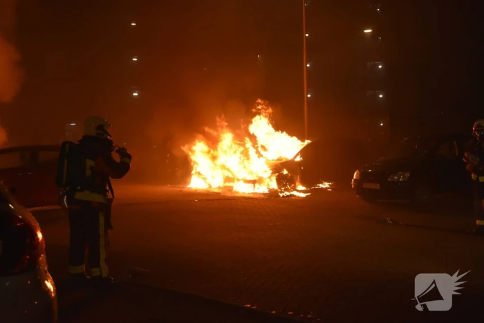 Meerdere auto's beschadigd door drie brandende auto's
