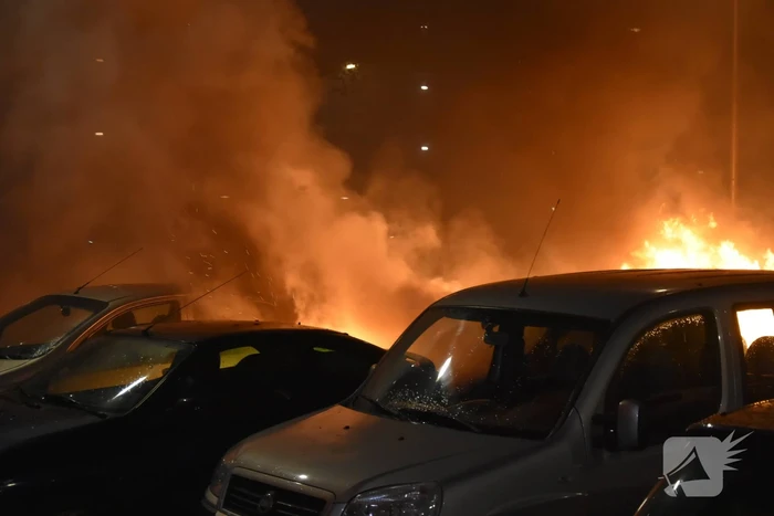 Meerdere auto's beschadigd door drie brandende auto's