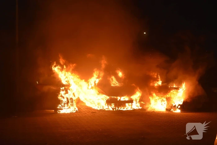 Meerdere auto's beschadigd door drie brandende auto's