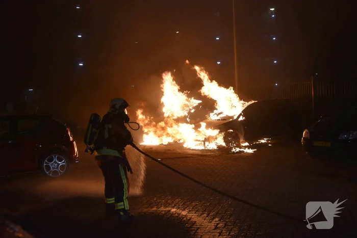 Meerdere auto's beschadigd door drie brandende auto's