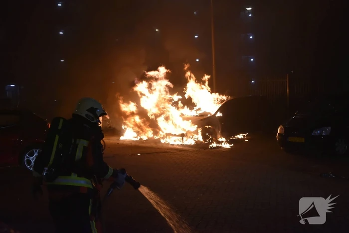 Meerdere auto's beschadigd door drie brandende auto's