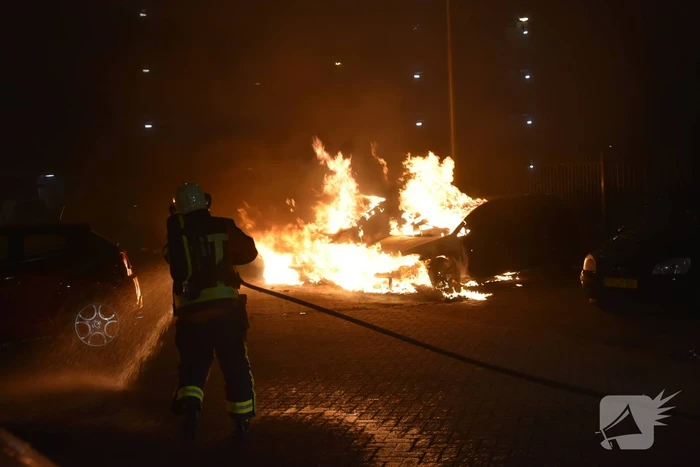 Meerdere auto's beschadigd door drie brandende auto's