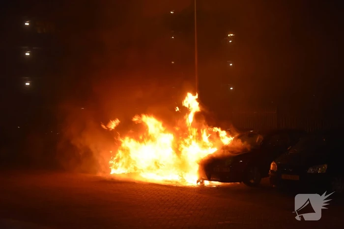 Meerdere auto's beschadigd door drie brandende auto's