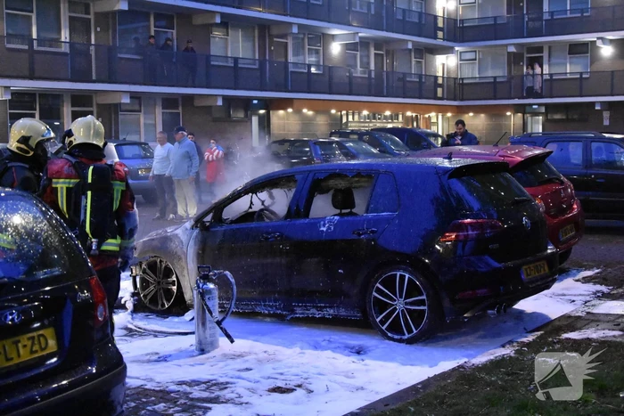 Meerdere auto's beschadigd door drie brandende auto's
