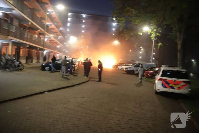 Meerdere auto's beschadigd door drie brandende auto's