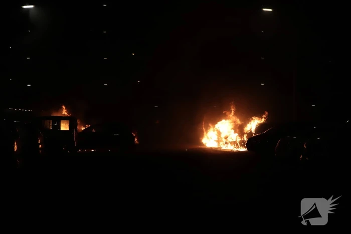 Meerdere auto's beschadigd door drie brandende auto's