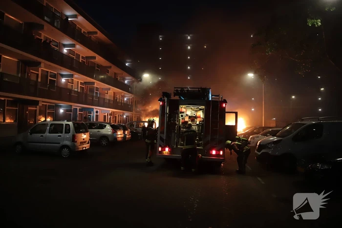Meerdere auto's beschadigd door drie brandende auto's