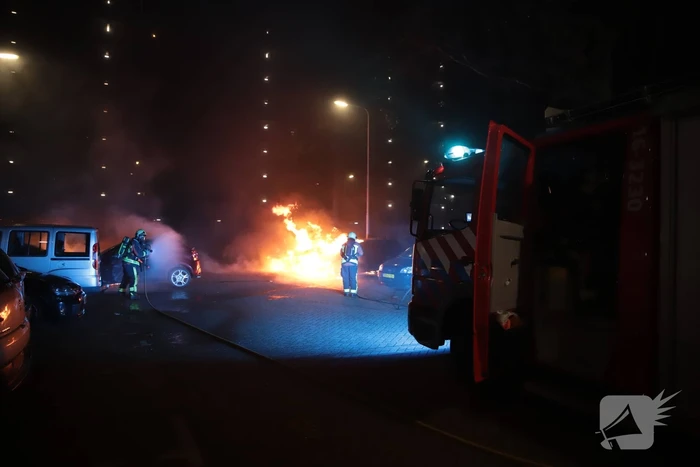 Meerdere auto's beschadigd door drie brandende auto's