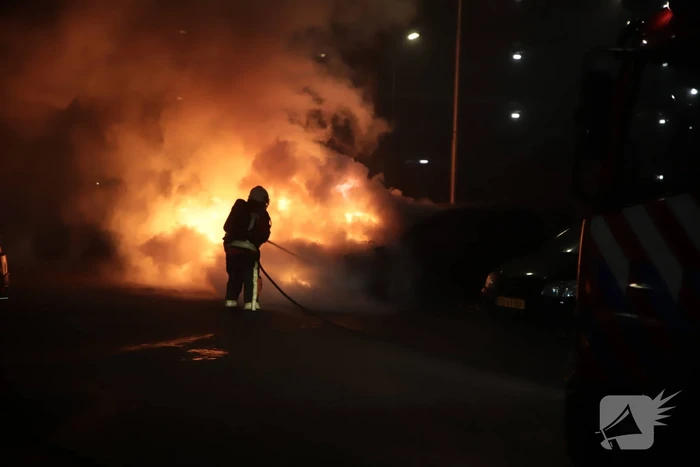 Meerdere auto's beschadigd door drie brandende auto's