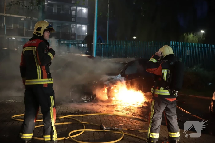 Meerdere auto's beschadigd door drie brandende auto's