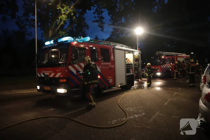 Meerdere auto's beschadigd door drie brandende auto's