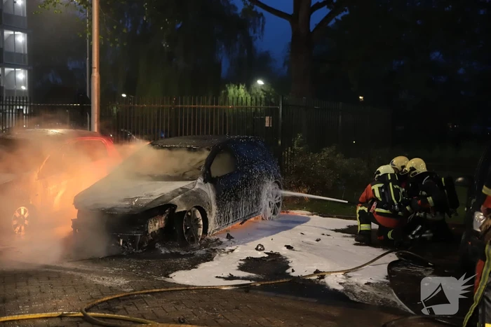 Meerdere auto's beschadigd door drie brandende auto's