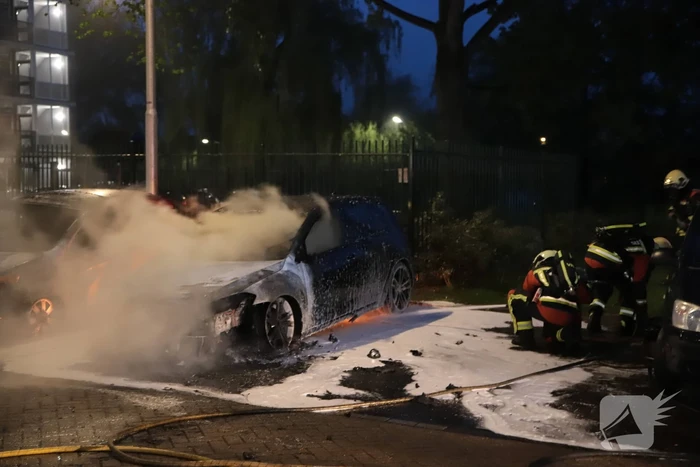 Meerdere auto's beschadigd door drie brandende auto's