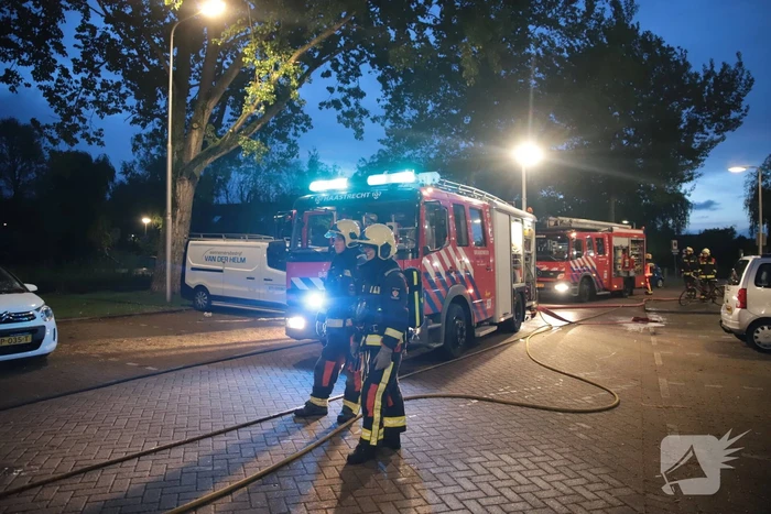 Meerdere auto's beschadigd door drie brandende auto's