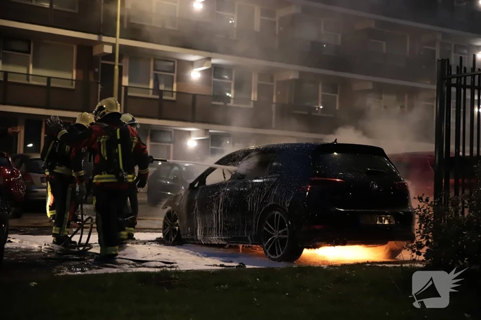 Meerdere auto's beschadigd door drie brandende auto's