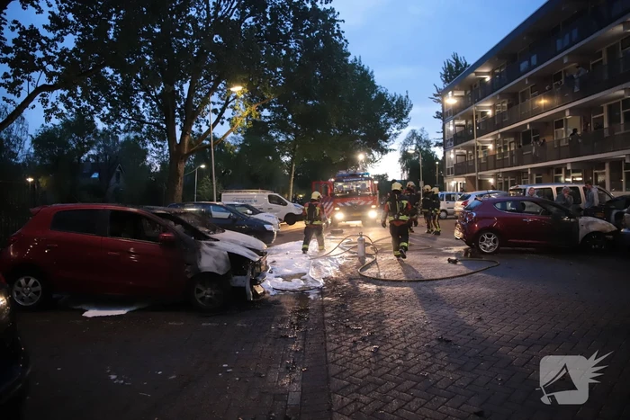 Meerdere auto's beschadigd door drie brandende auto's
