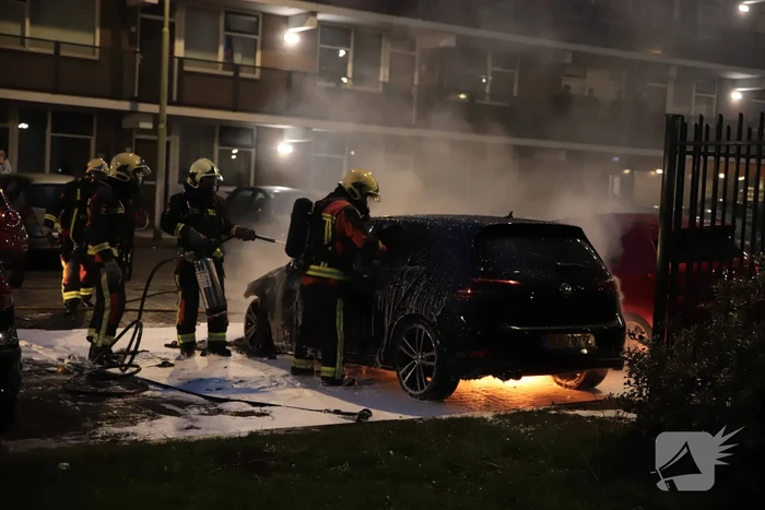 Meerdere auto's beschadigd door drie brandende auto's