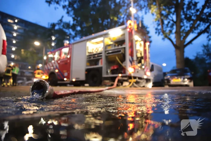 Meerdere auto's beschadigd door drie brandende auto's