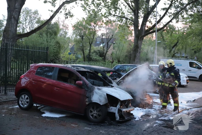 Meerdere auto's beschadigd door drie brandende auto's