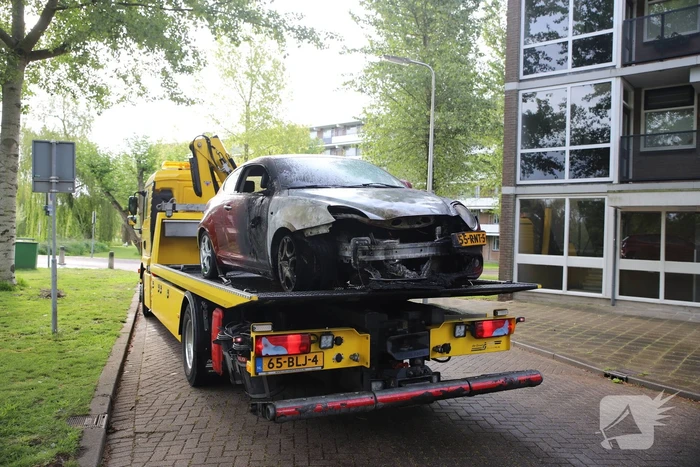 Meerdere auto's beschadigd door drie brandende auto's