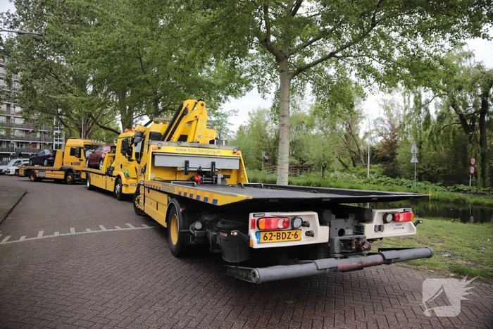 Meerdere auto's beschadigd door drie brandende auto's