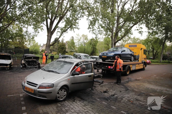 Meerdere auto's beschadigd door drie brandende auto's