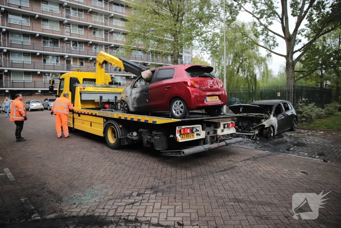 Meerdere auto's beschadigd door drie brandende auto's