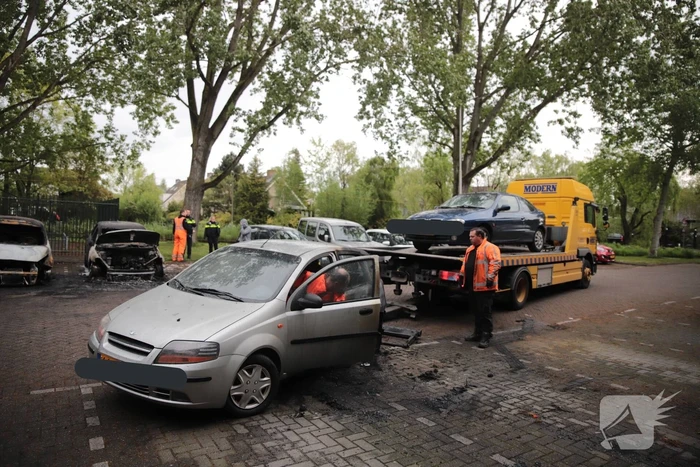 Meerdere auto's beschadigd door drie brandende auto's