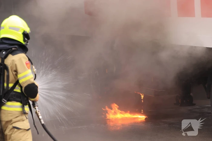 Distributiecentrum Boni ontruimd na brand in oplegger