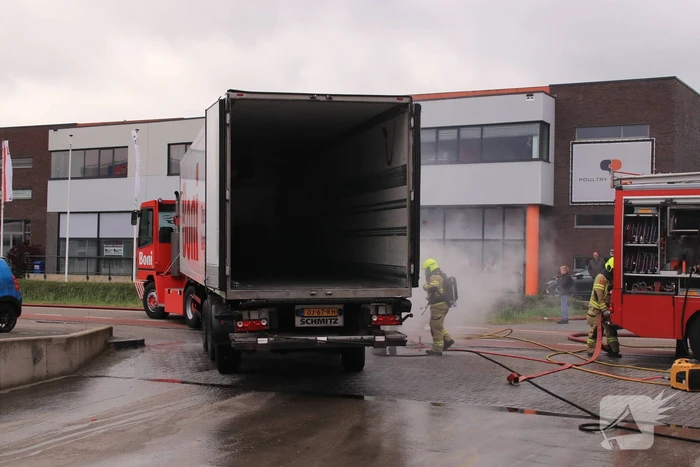 Distributiecentrum Boni ontruimd na brand in oplegger