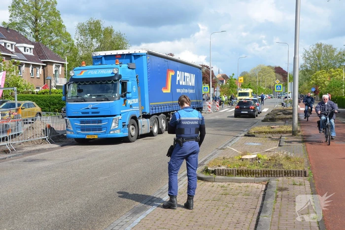 Automobilist gewond na botsing met mogelijk een vrachtwagen