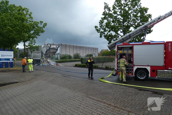Brand in laadruimte van vuilniswagen