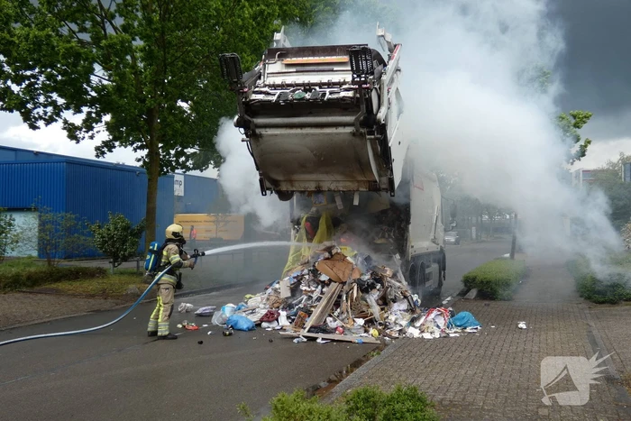 Brand in laadruimte van vuilniswagen