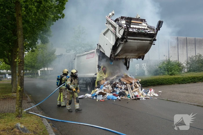Brand in laadruimte van vuilniswagen